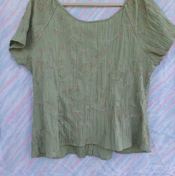 Muted Green blouse with lace and blouse with lace and embroidered details - Picture 2 of 7